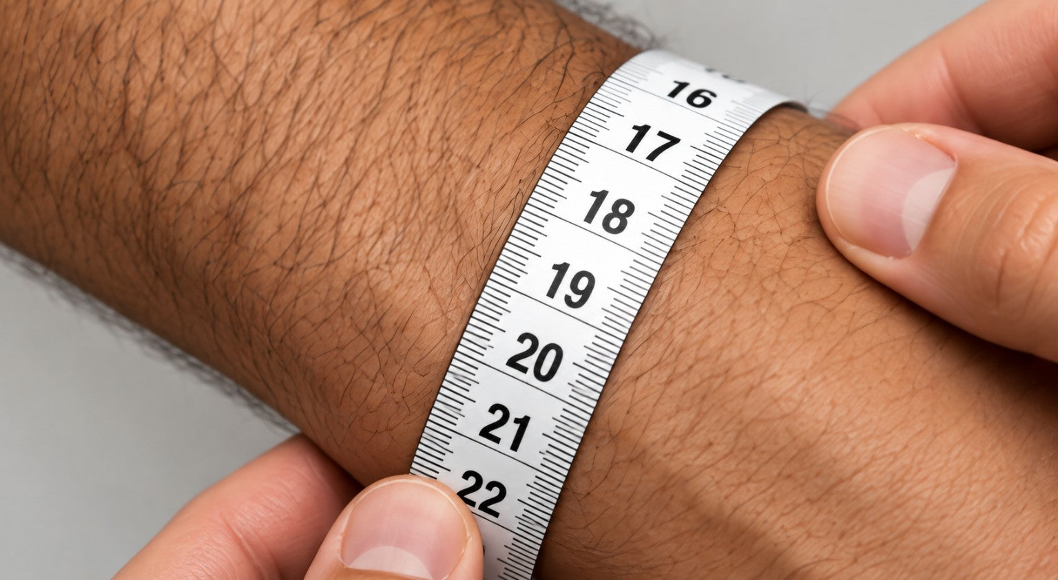 Handgelenkumfang mit einem flexiblen Massband richtig messen